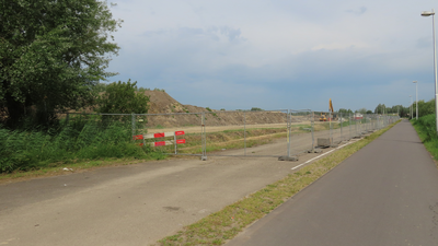 915101 Gezicht op de voorbereidende infrastructurele werkzaamheden voor de bouw van woningen aan de Haarijnse Plas in ...